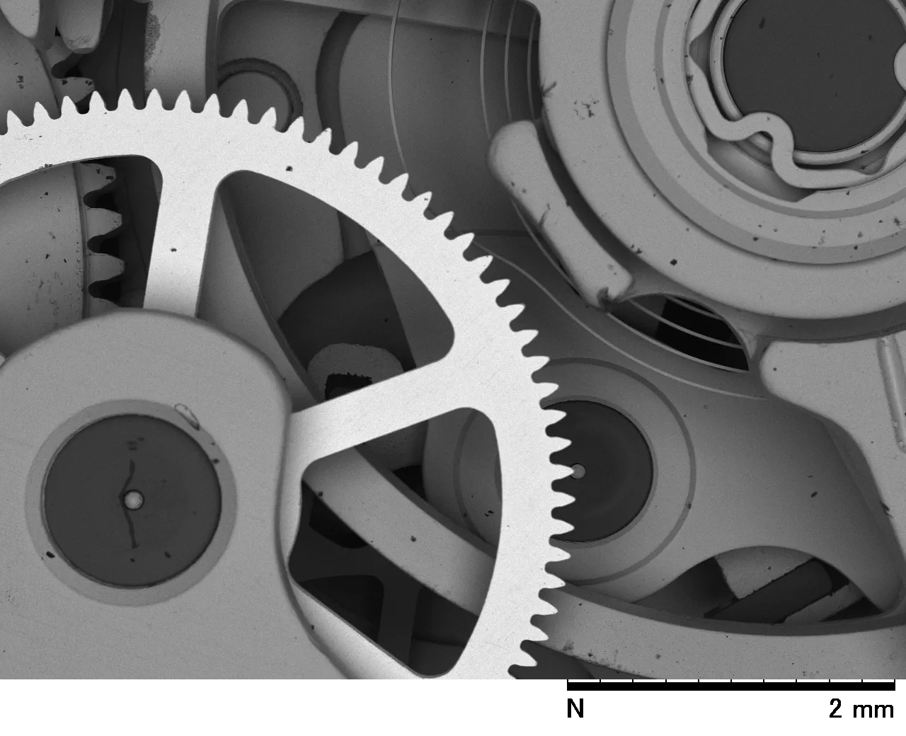 電子顕微鏡で見た時計のムーブメント画像