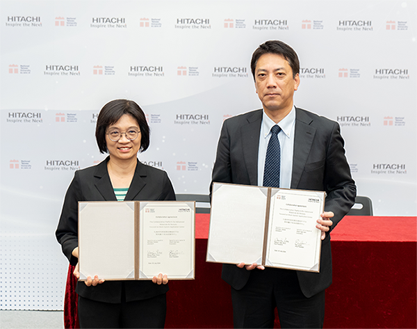 Photo from the opening ceremony of the center (Left: Executive Vice President of Taiwan University, Wanjiun Liao / Right: Executive Officer of Hitachi High-Tech, Ken Iizumi) 