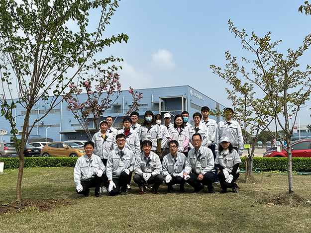 A commemorative shot of the participants at the end of the tree planting