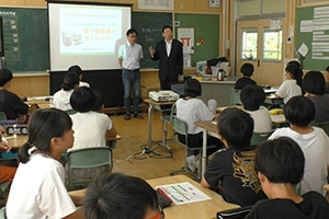 Hitachi High-Tech Tohoku Branch Office Holds Hybrid Outreach Class at Amarume Daini Elementary School