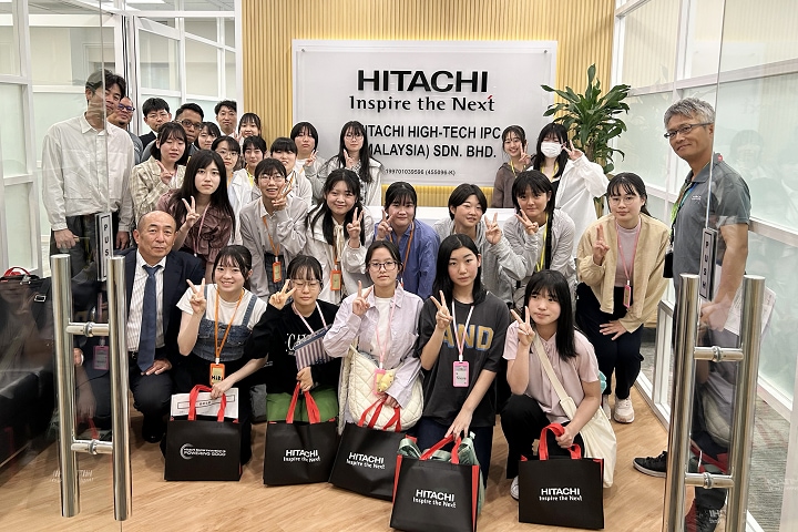 A group photo with the students at the Hitachi High-Tech Malaysia head office in Kuala Lumpur