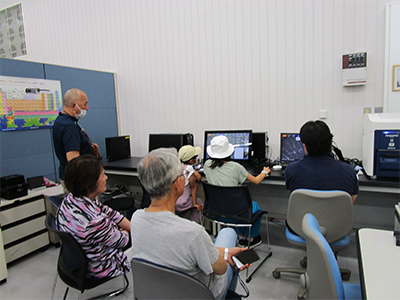 Children during an electron microscope event at the Kansai Branch