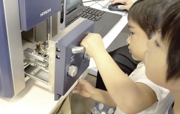 Children have the opportunity to control the electron-microscope system with their own hands.