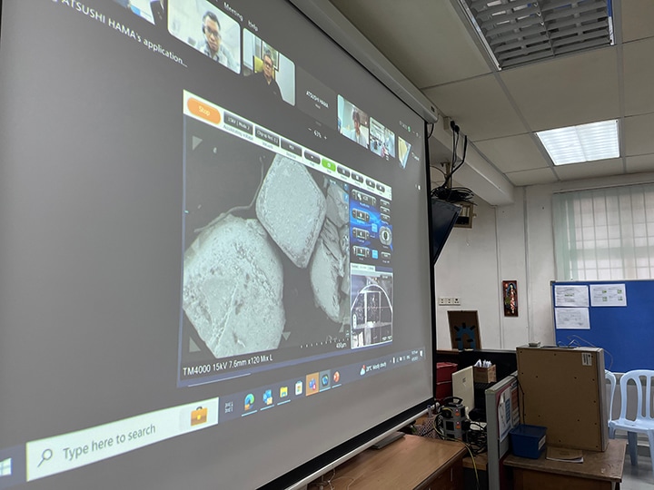 日立ハイテク本社の電子顕微鏡を生徒がリモート操作して、塩の結晶を観察