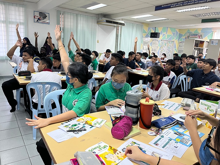 Many students raised their hands and participated enthusiastically in the class