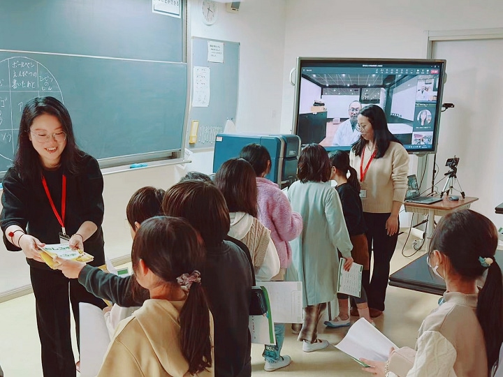 Elementary school third-graders take it in turn to observe samples in the specimen chamber after the class was over