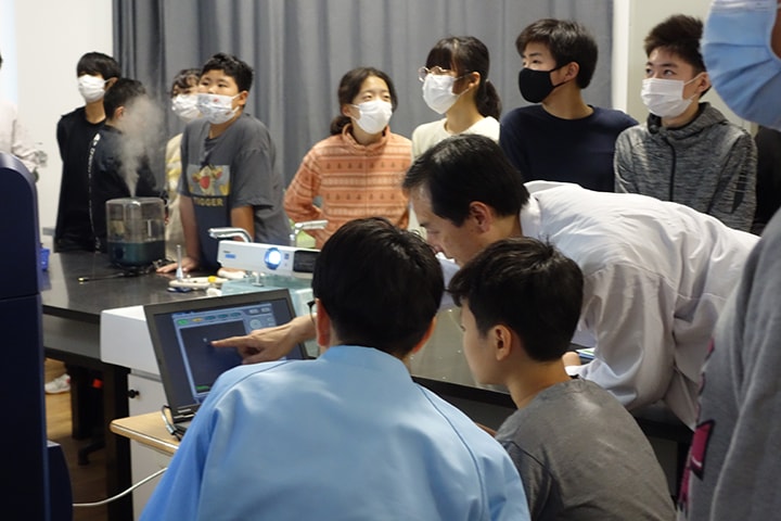 Operating the electron microscope. Received many questions!