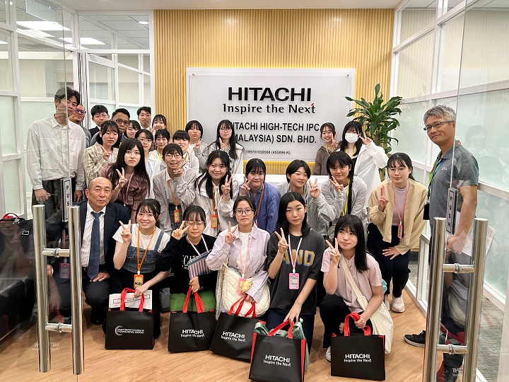 A group photo with the students at the Hitachi High-Tech Malaysia head office in Kuala Lumpur