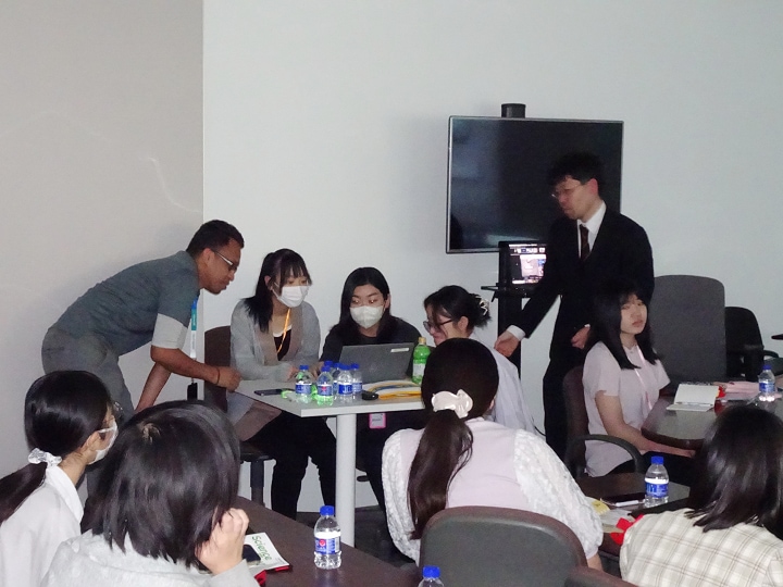 Students currently in Malaysia for training remotely operate the electron microscope at Hitachi High-Tech head office