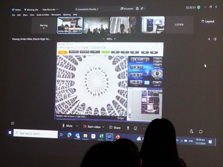 Observing images taken with the electron microscope at the three linked venues in Malaysia, Mito Daini High-School, and at Hitachi High-Tech Head Office