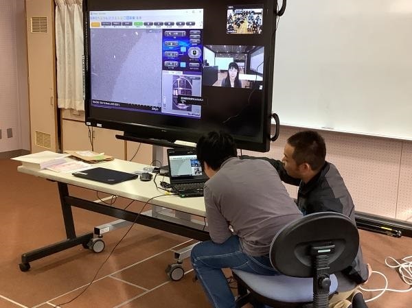 Children focused on using the electron microscope