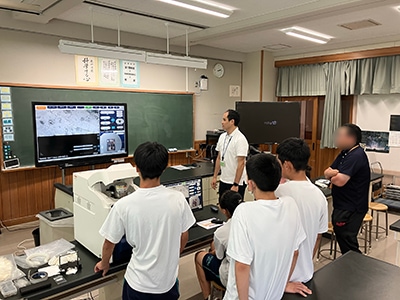 ③初めて見る電子顕微鏡に興味津々の参加者