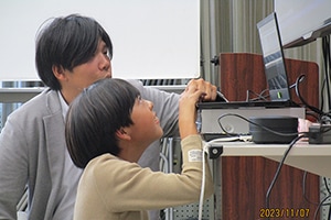日立ハイテク関西支店が大阪市立東三国小学校でハイブリッド形式の出前授業を開催