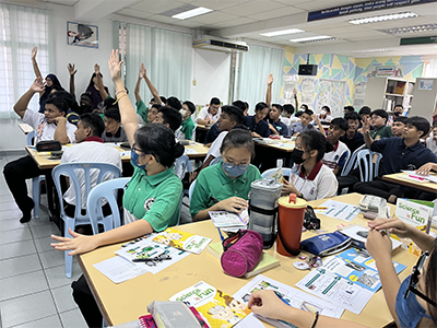 日立ハイテクインドネシアで実施した初の地元学校向け出前授業